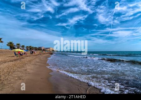 Oropesa del Mar Strand von Playa Morro de GOS mit Mittelmeer und Wellen Costa del Azahar, Spanien zwischen Benicassim und Marina D`Or Stockfoto